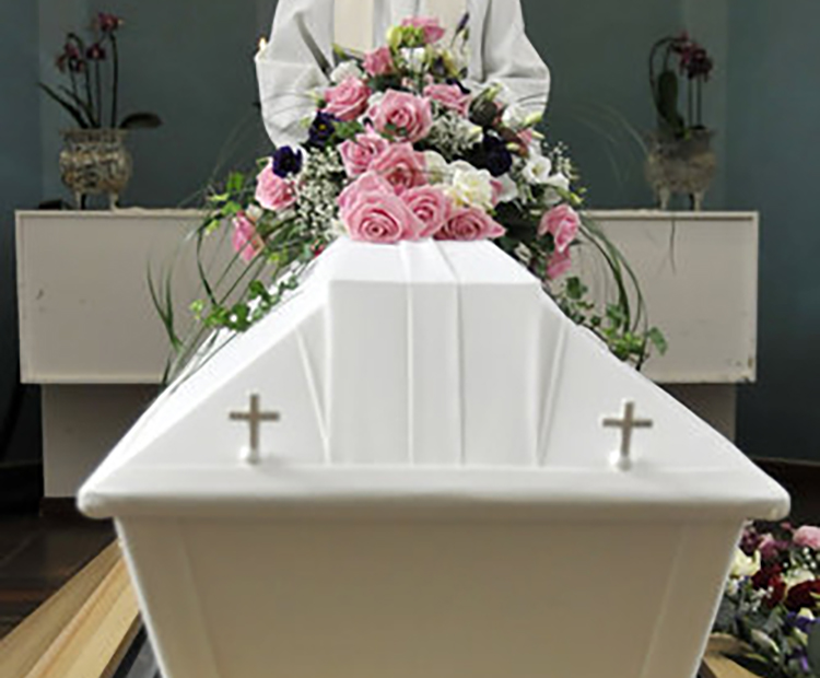 Kista med rosar. En präst står vid huvudändan av kistan.