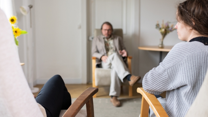 Ett par på familjerådgivning, en vårbild.