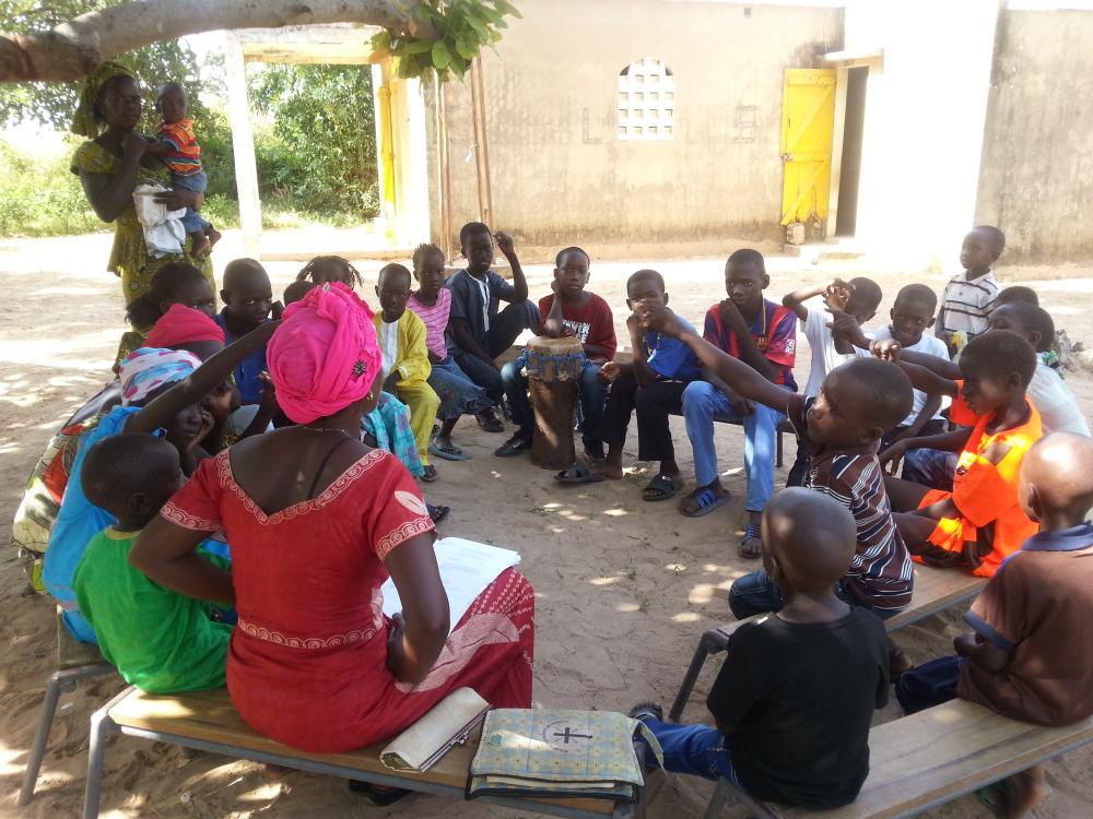 Söndagsskola i Afrika. Barn sitter i ring.