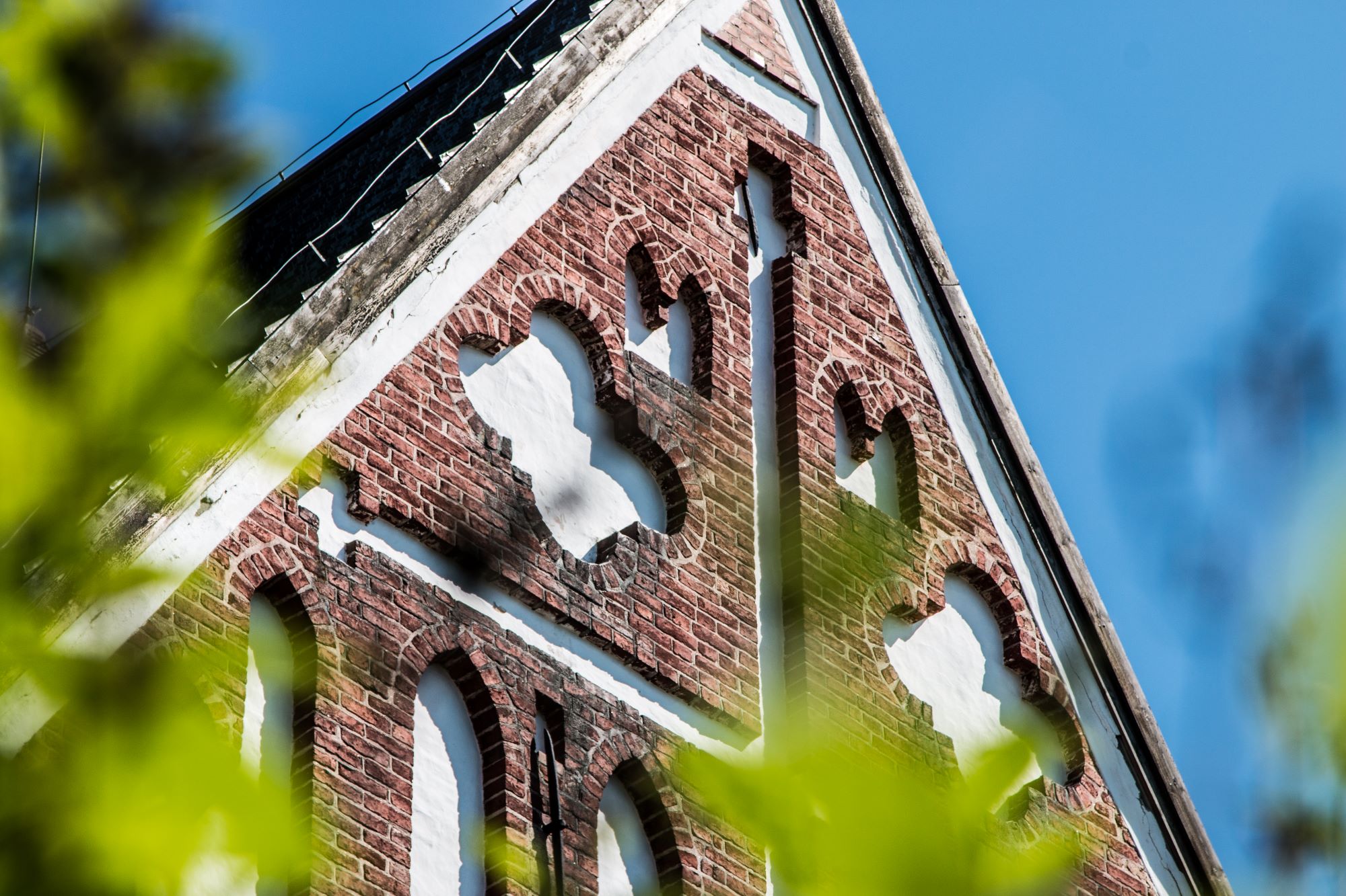 Tegelgavel av kyrka.