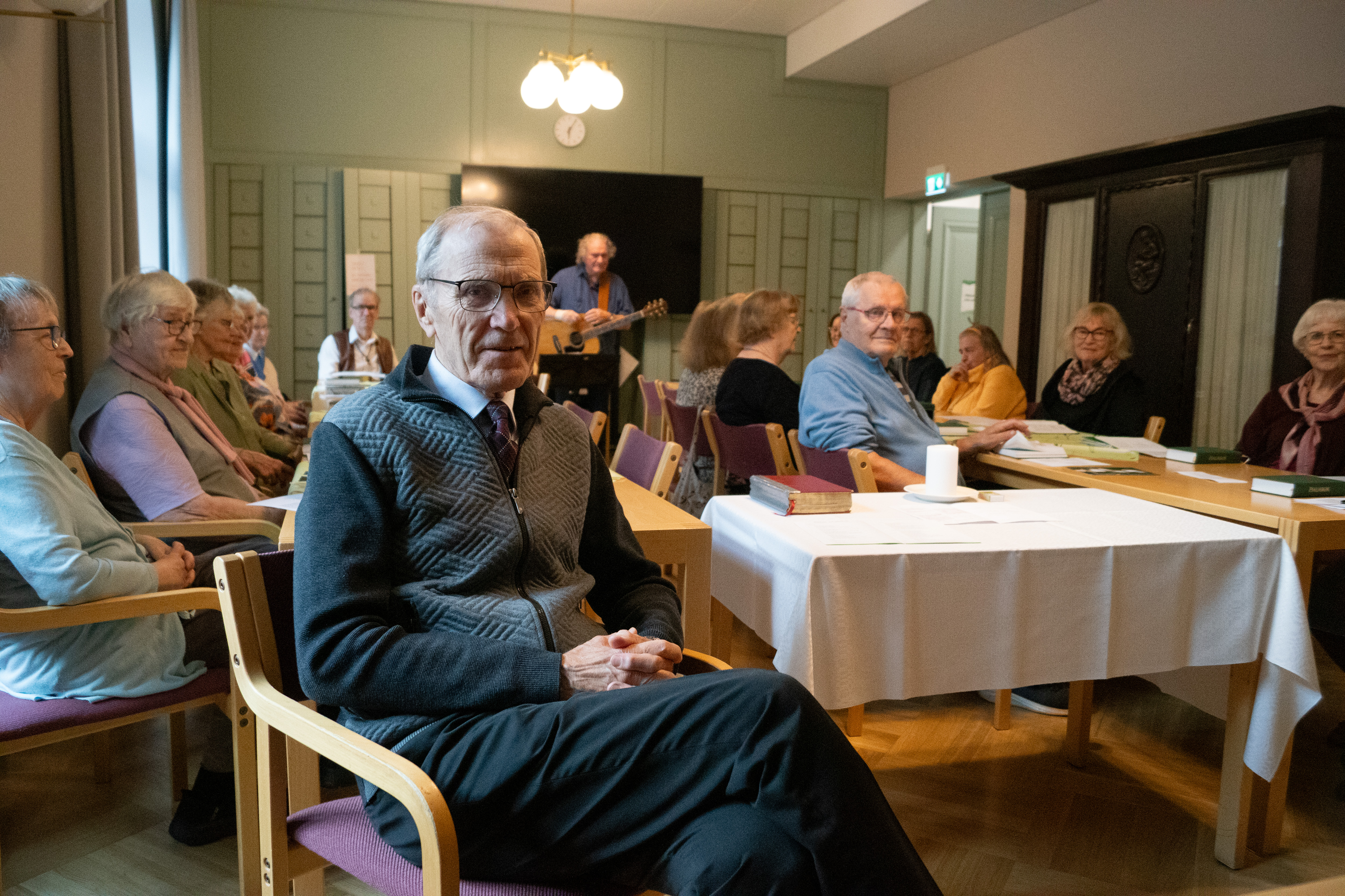 Grupp med äldre personer i ljust utrymme.