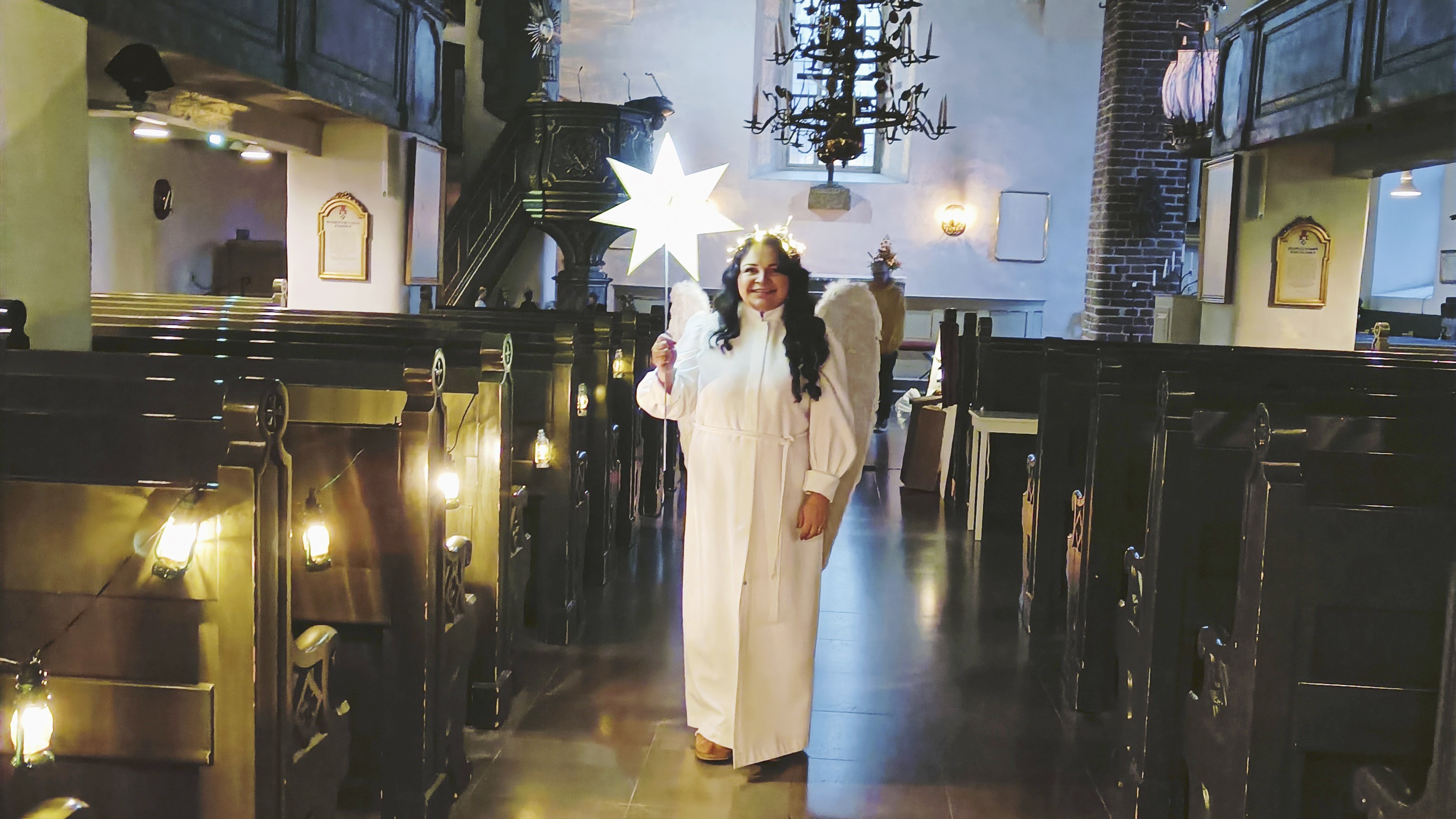 Ängel med stjärna i kyrka.