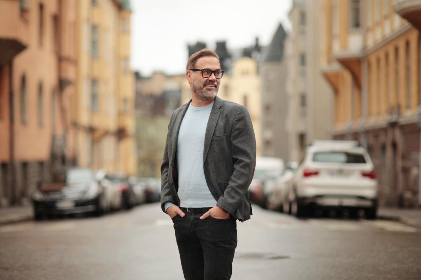 Man i stadsmiljö.