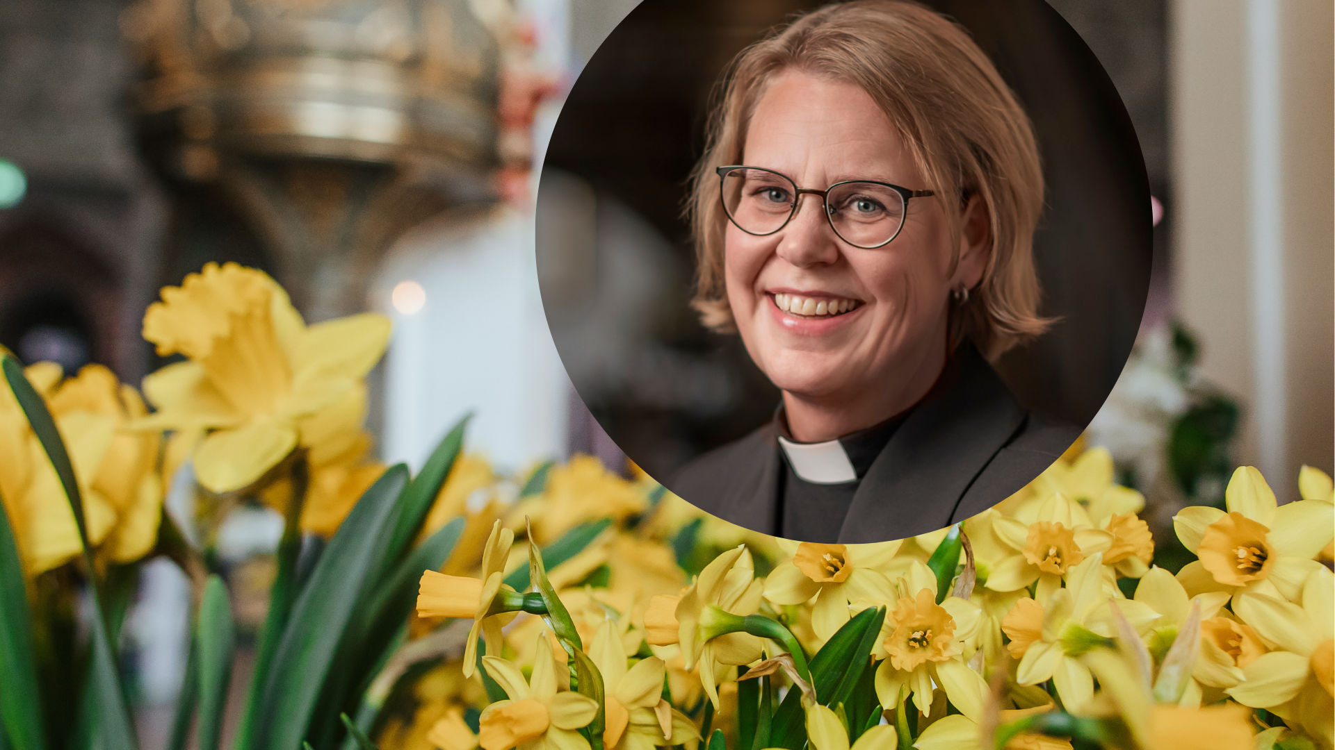 Gula glada blommor i kyrkan och porträtt av Camilla Ekholm.