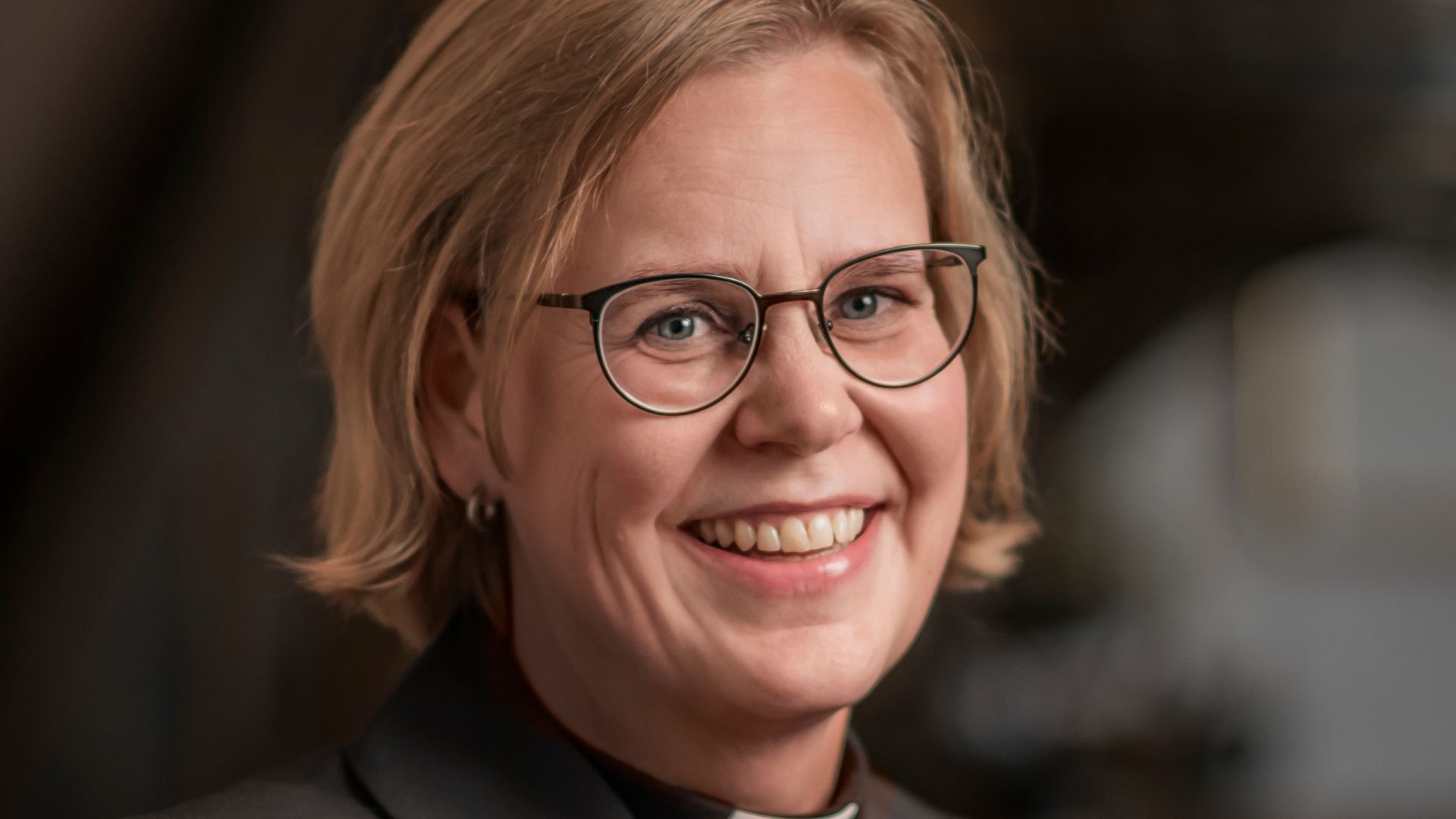 Kvinna, ljust hår, glasögon, Camilla Ekholm.