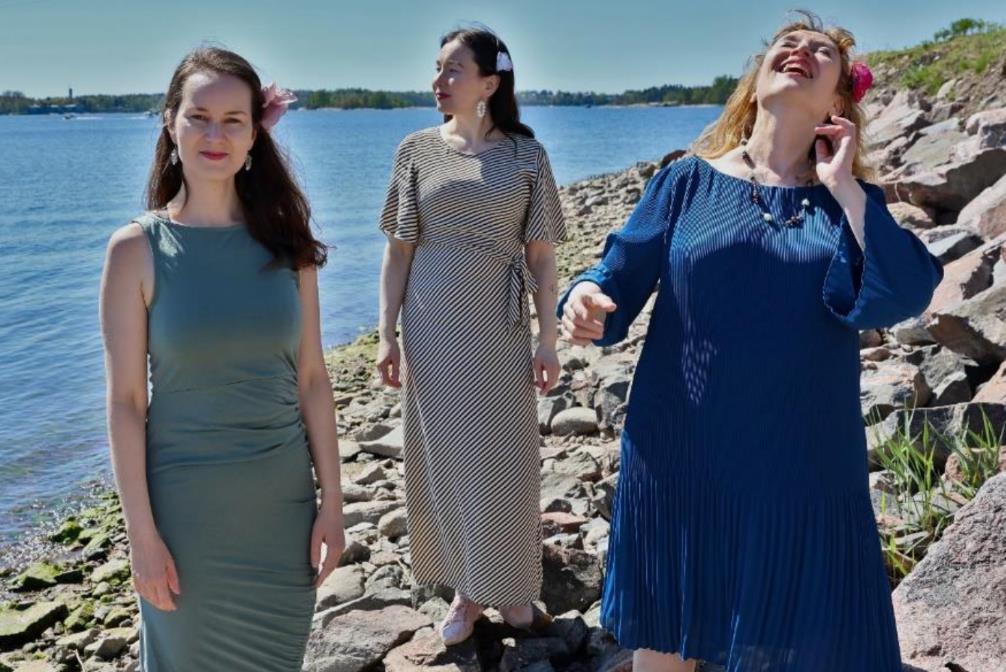 Bilden visar konsertartisterna på den klippiga stranden.