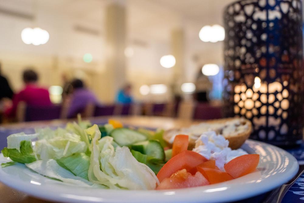 Lunch för pensionerade och arbetssökande En tallrik med sallad.