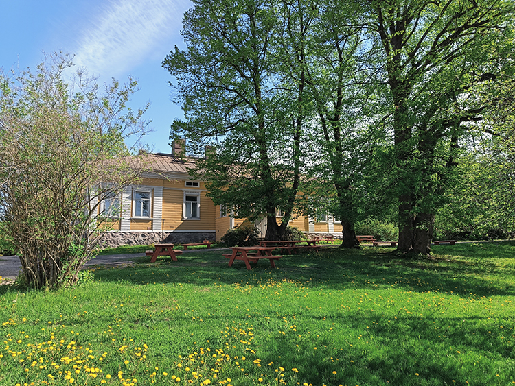 Friluftsgudstjänst på Domprostgården Bild från Domprostgårdens gårdsplan.