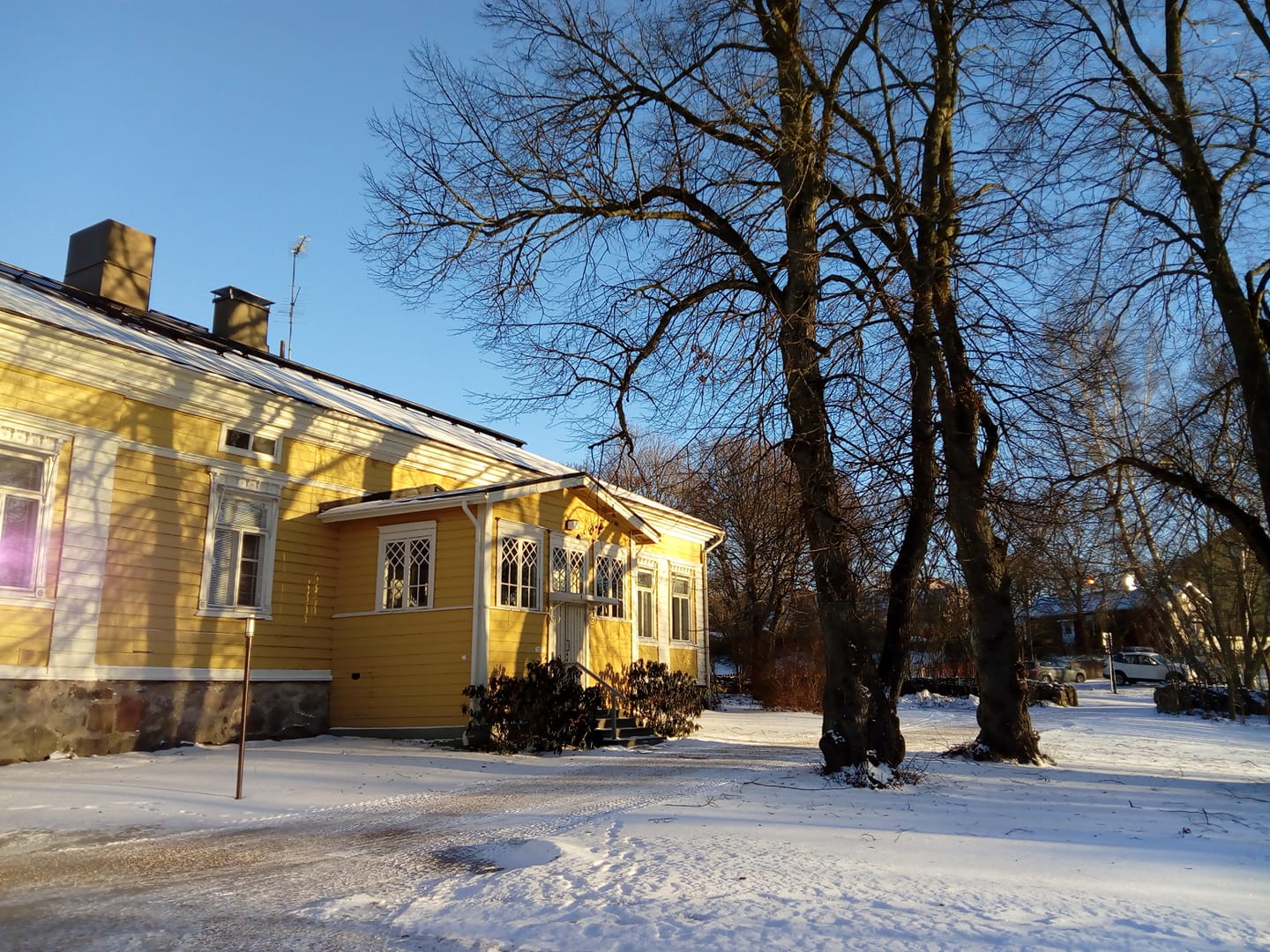 Retreatdag på Domprostgården Domprostgården utifrån, snö på marken.