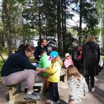 Familjepicknick Familjer på picknick.