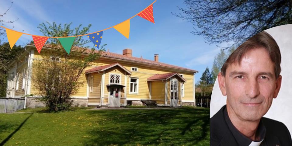 Domprostgårdens sidobyggnad och gårdsplan.