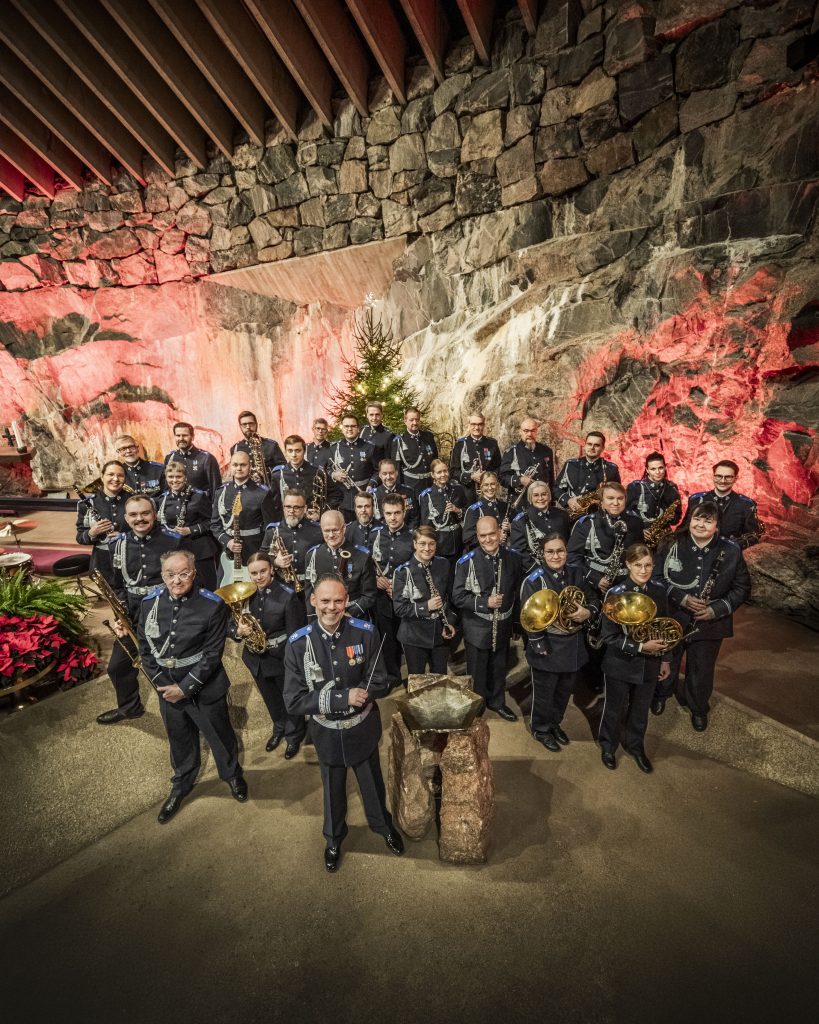 Helsingin poliisisoittokunta edustuskuvassa.