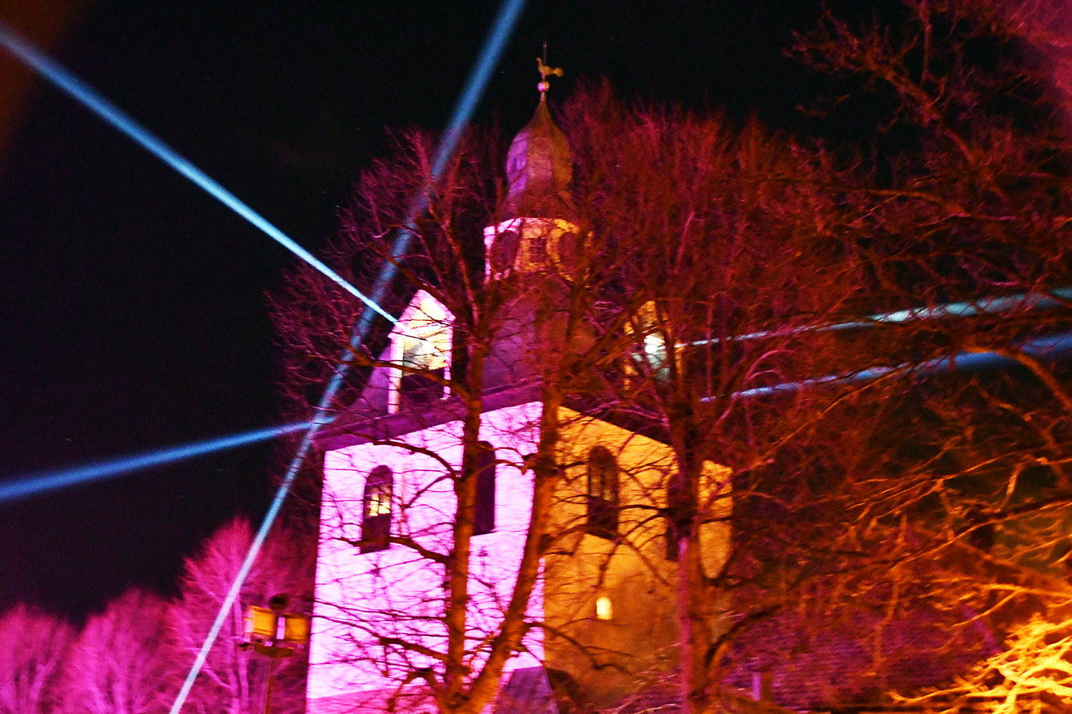Borgå domkyrka upplyst under festivalen Borgå ljus Klockstapeln i grann festivalbelysning.