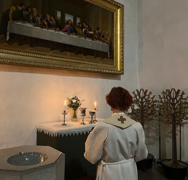 Kvällsmässa i Borgå domkyrka. Bild på dopaltaret i domkyrkan