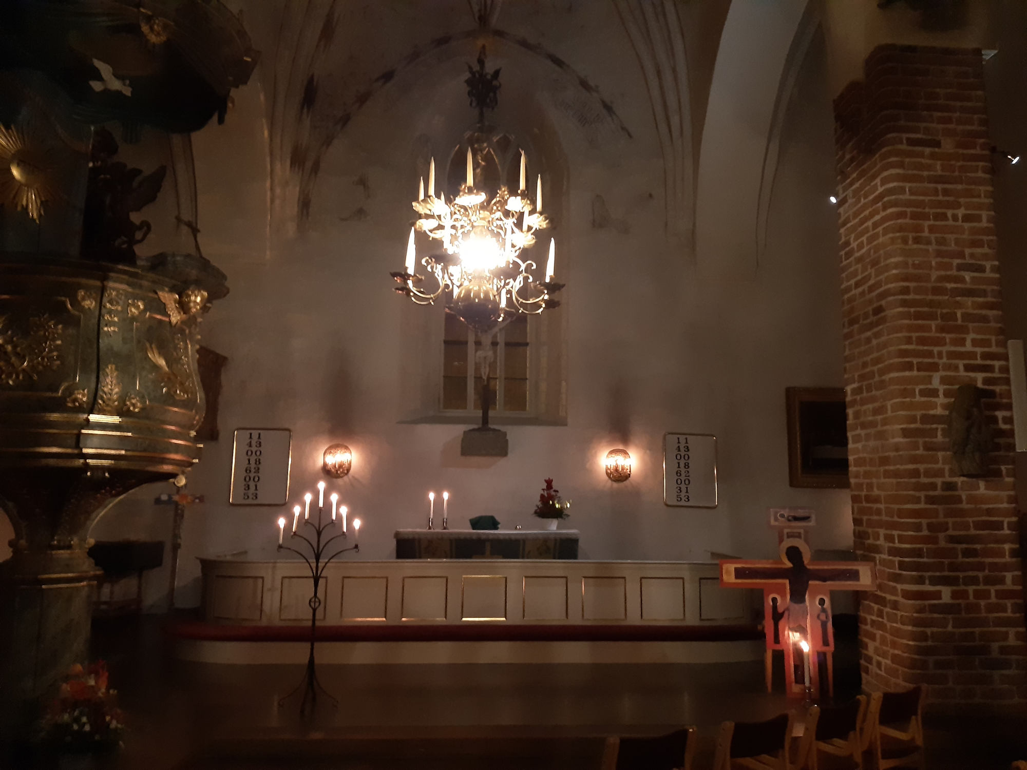 Kyrksalen i stämningsfull belysning.