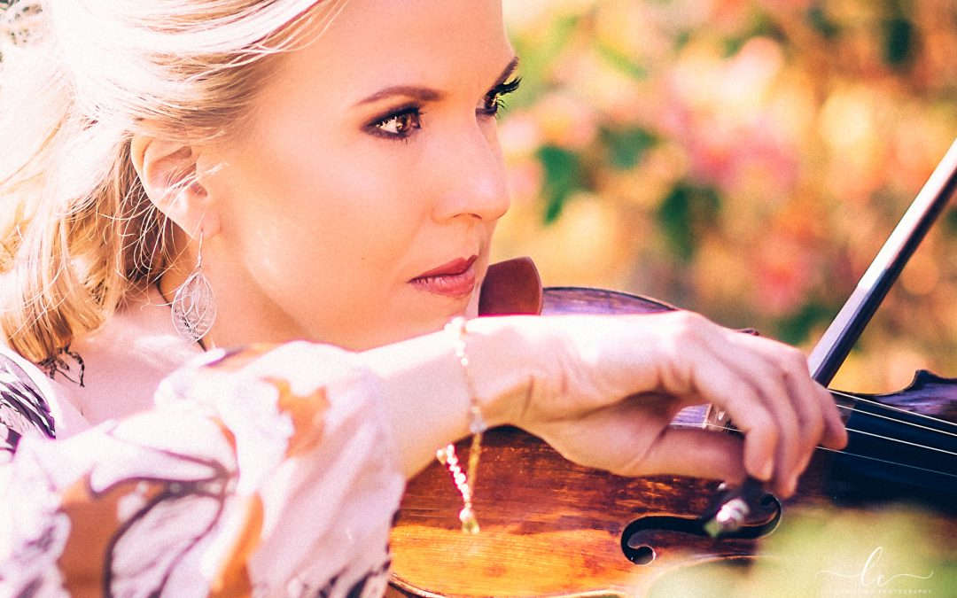 Linda Hedman spelar violin.