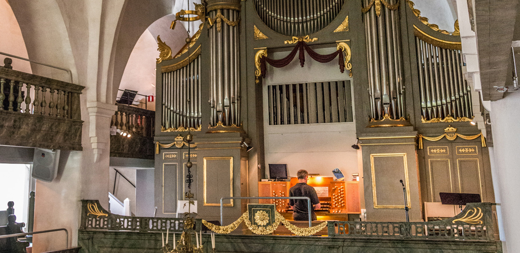 Orgelkvart i Borgå domkyrka Kantor spelar vid orgeln.