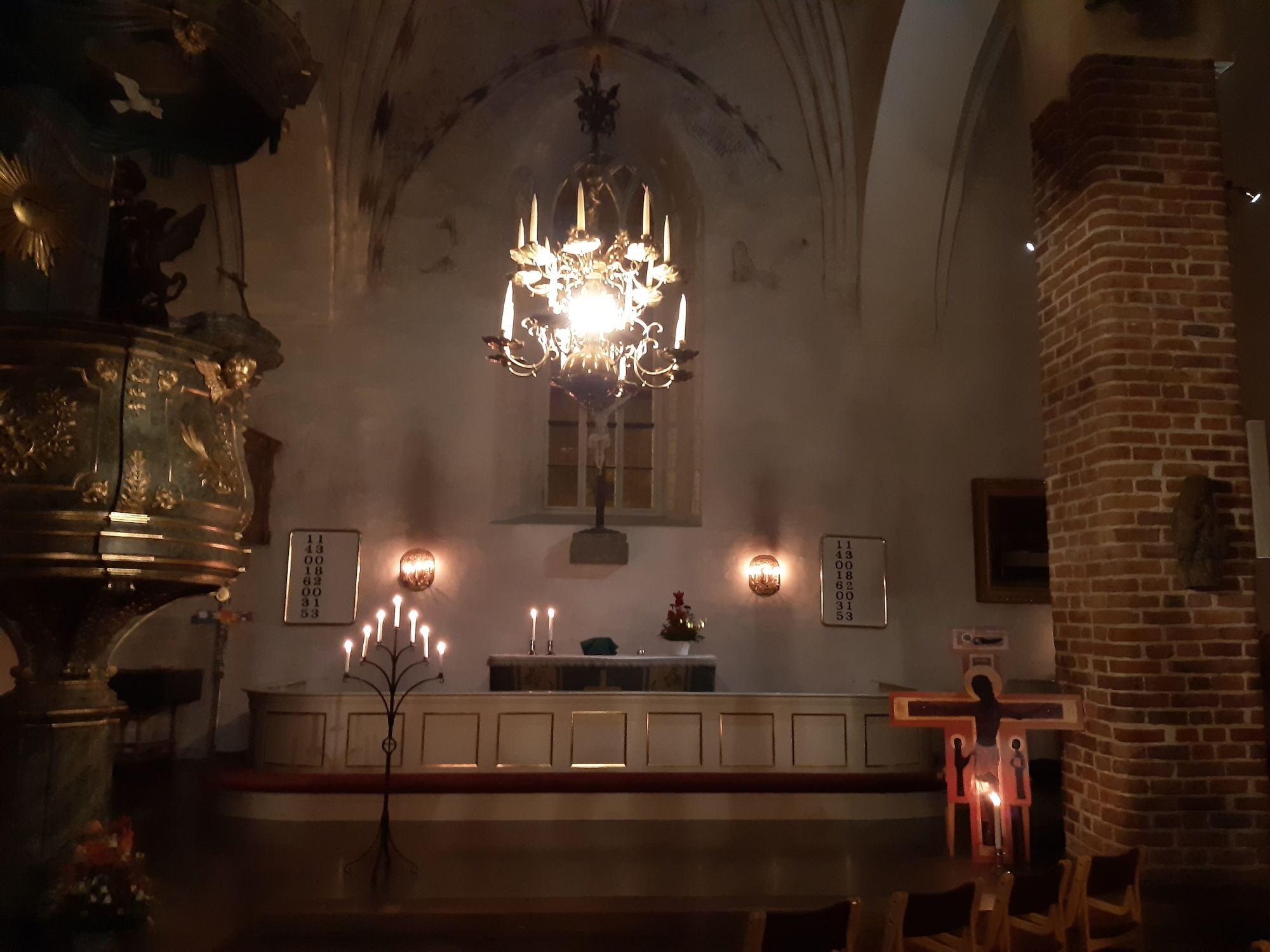 Mässa i Taizéstil firas i Domkyrkan Interiör från Borgå domkyrka.