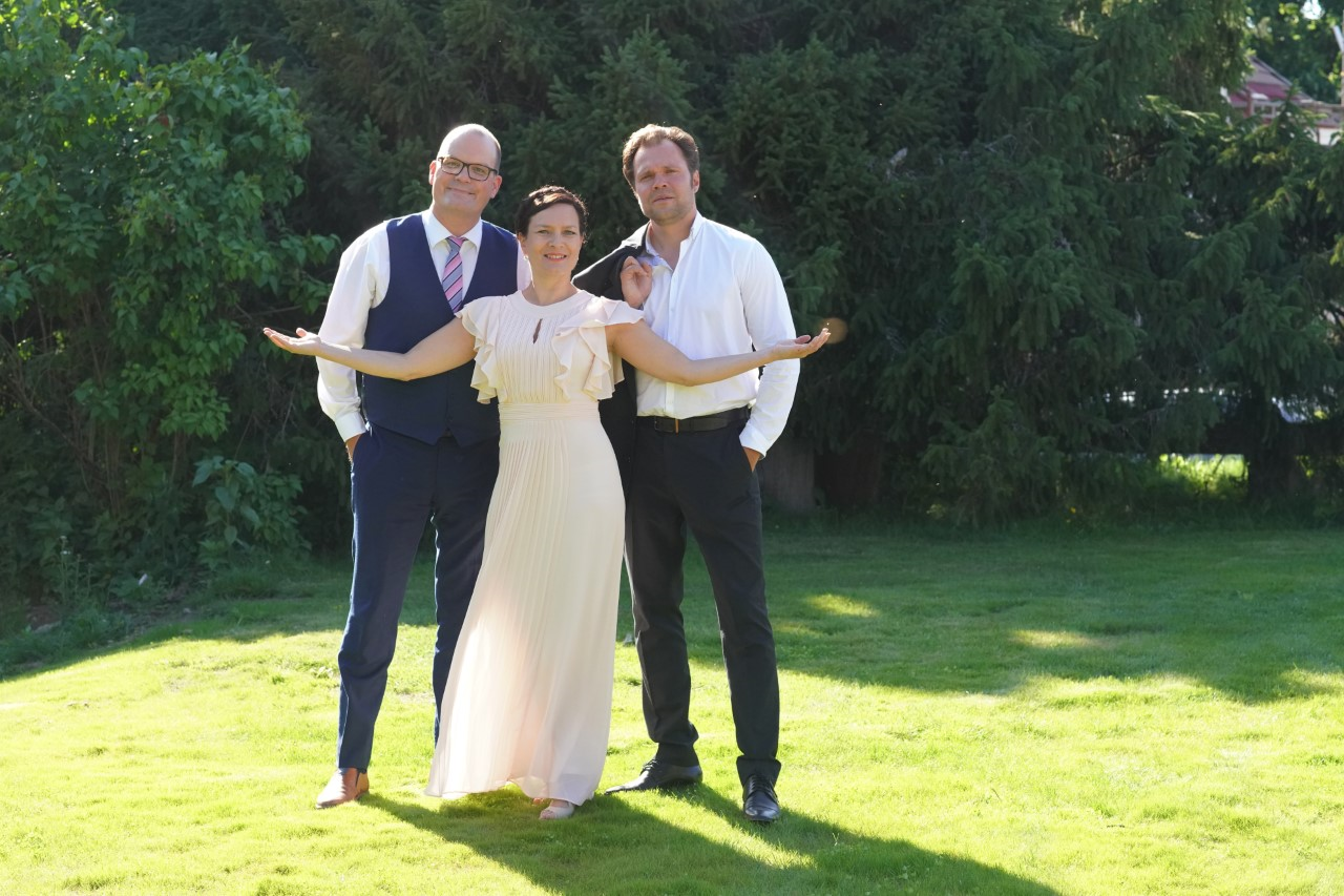 Sommarmusik i Borgå domkyrka: Nordiskt romans Anna Orasmaa sitter med händer synliga med svart bakgrund