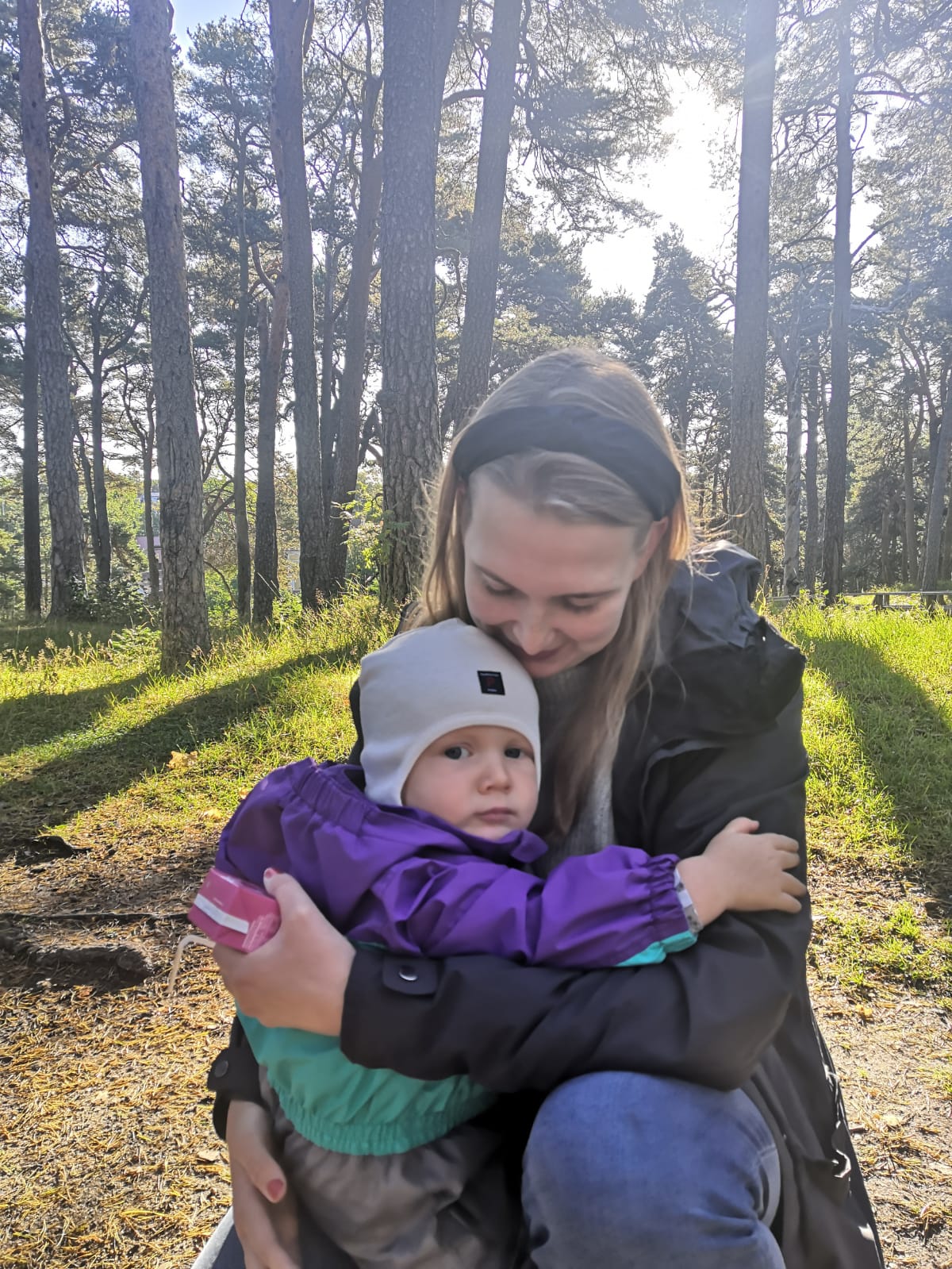 Familjeträff på Borgbacken Mamma som håller babyn i famnen
