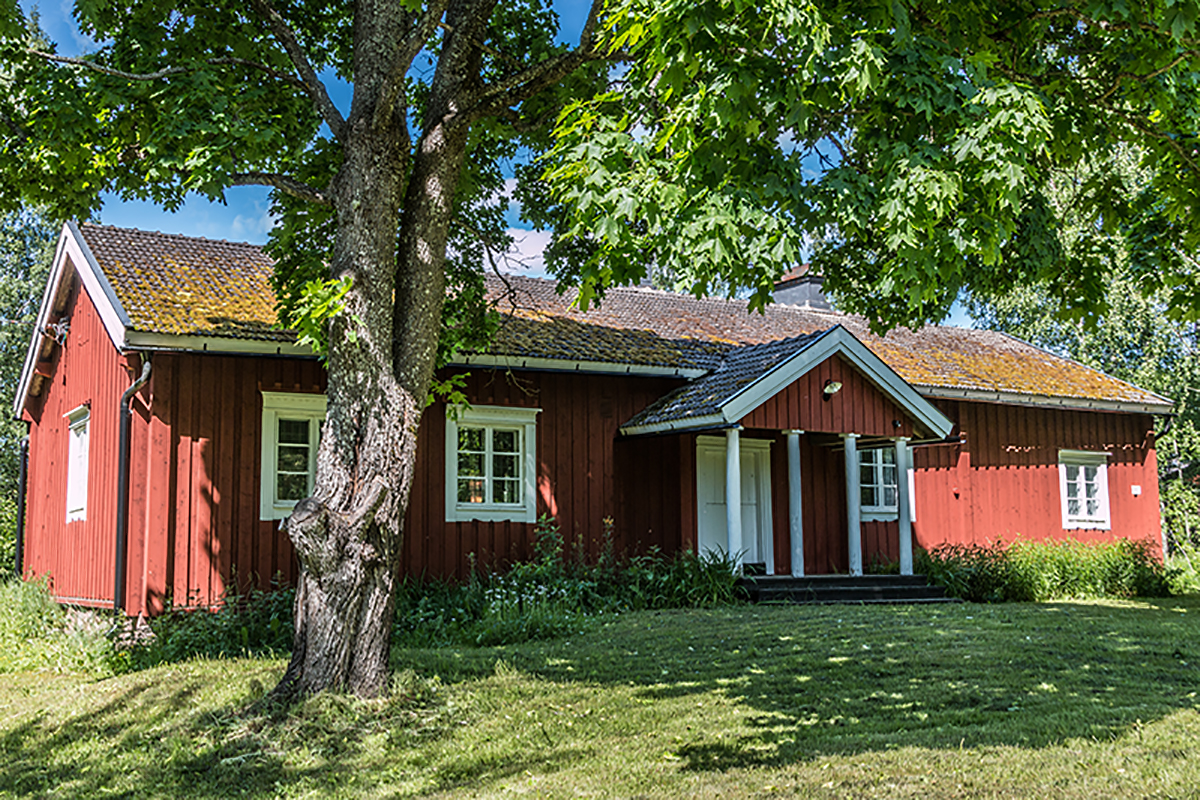Träkapell på landet, sommar.