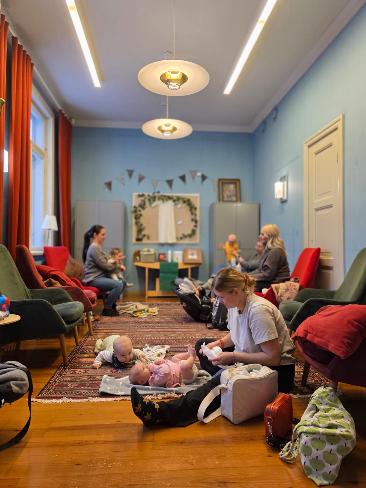 Familjer med så bäbisar i lilla sallen