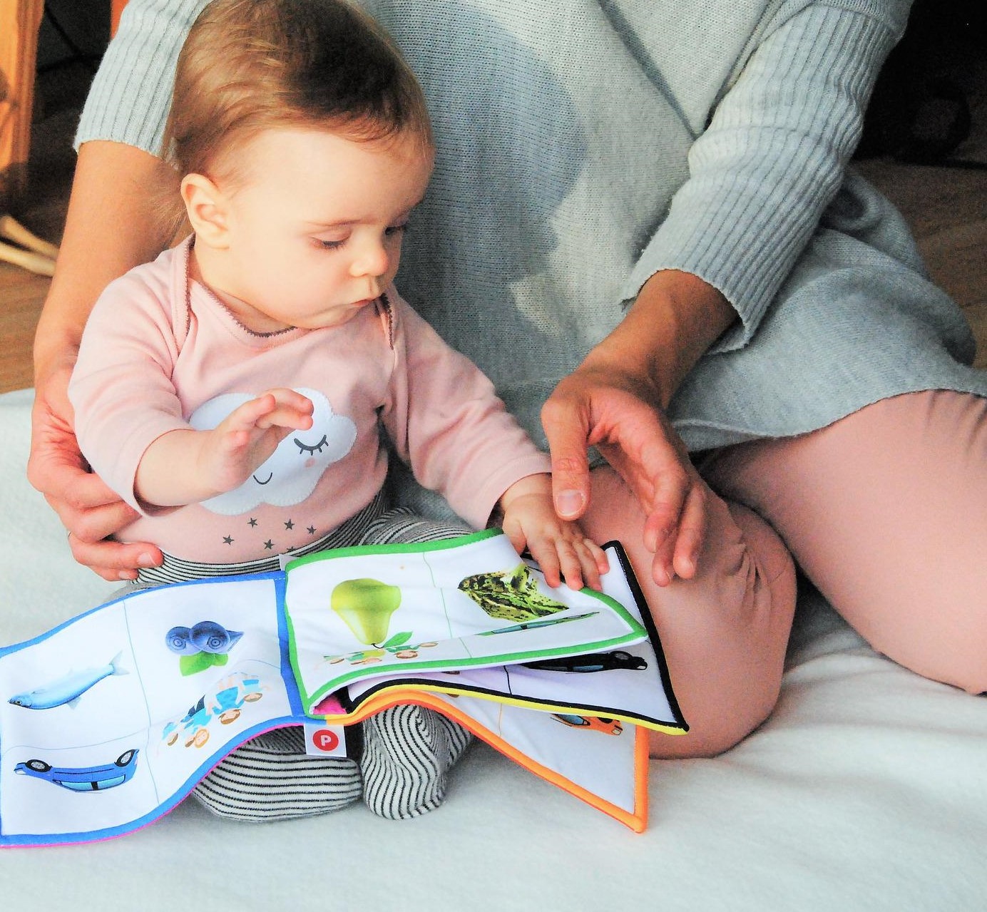 Baby och mamma tittar i en bok.