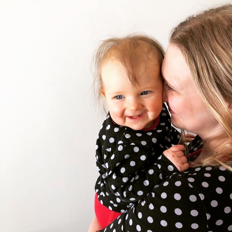 Familjeträff på Domprostgården Mamma med barnet i famnen.