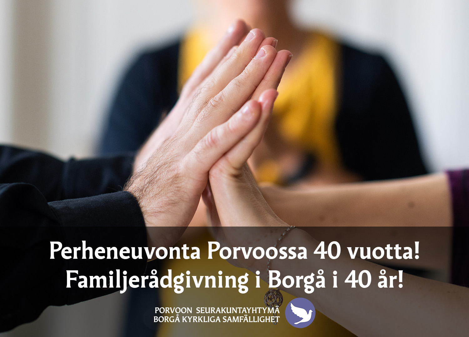 Två personers händer mot varandra.