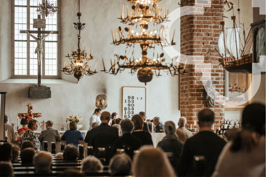 Personer går upp till nattvarden i Borgå domkyrka.