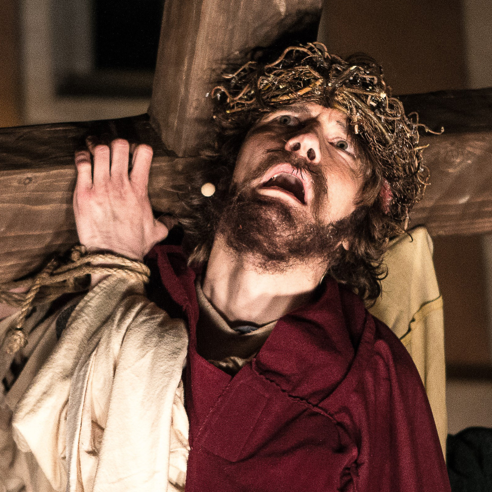 Via Crucis i Borgå görs i år som en podcast Jesus med korset och törnekrona.
