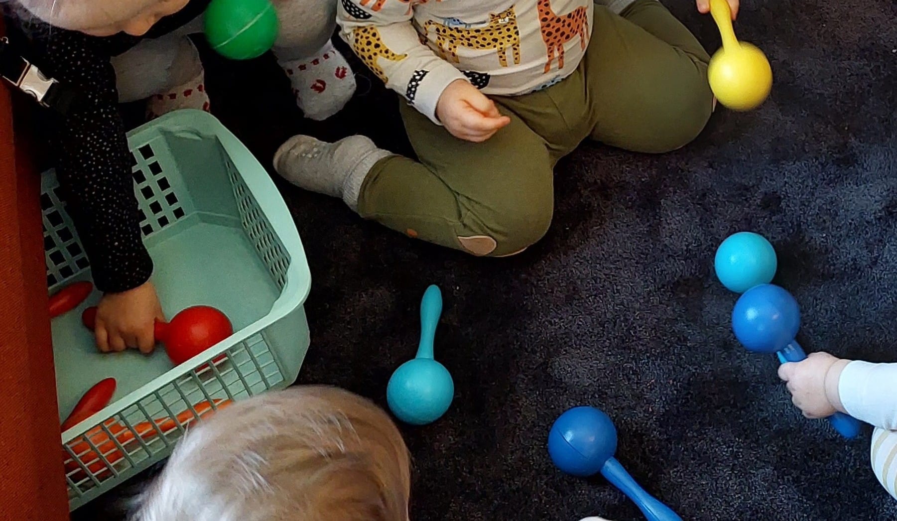 Familjeträff på Domprostgården Barn som leker med skallror.