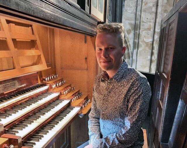 Bild av Matti framför orgeln.