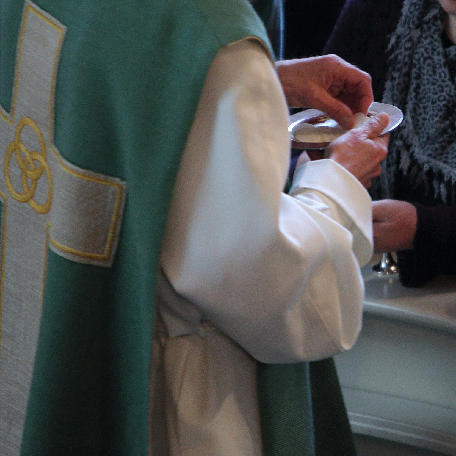 Mässa i domkyrkan Präst delar ut nattvardsbröd.