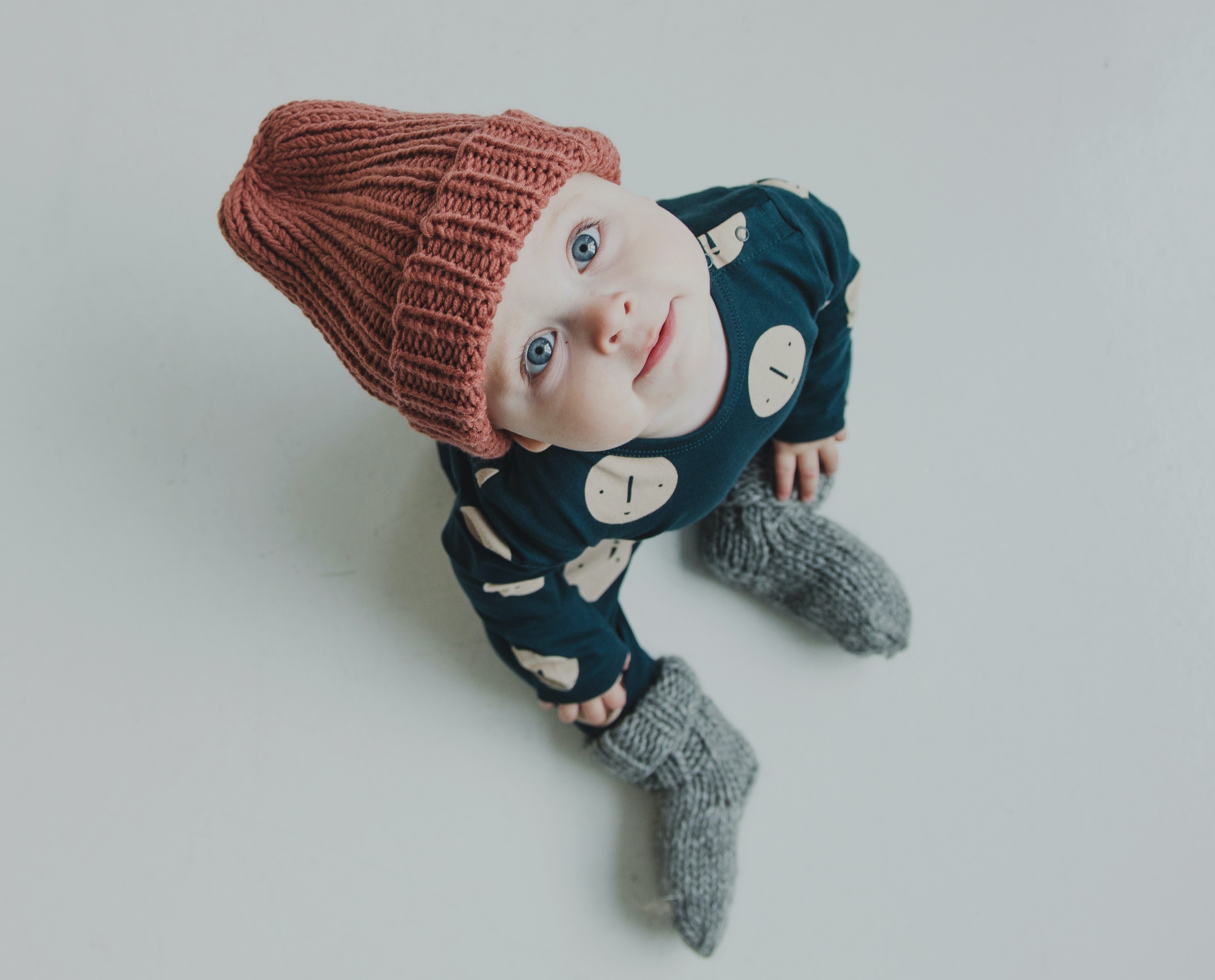 Babyträff En baby som sitter på golvet.