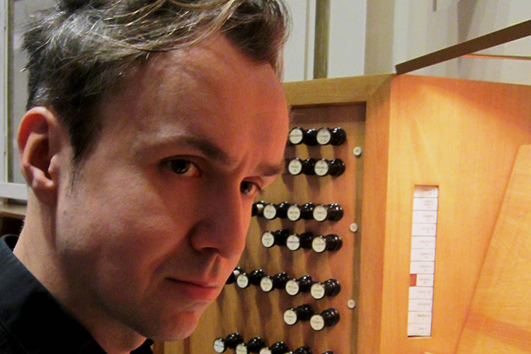 Sommarmusik i Borgå domkyrka - Santeri Siimes, orgel Santeri Siimes sitter vid orgeln.