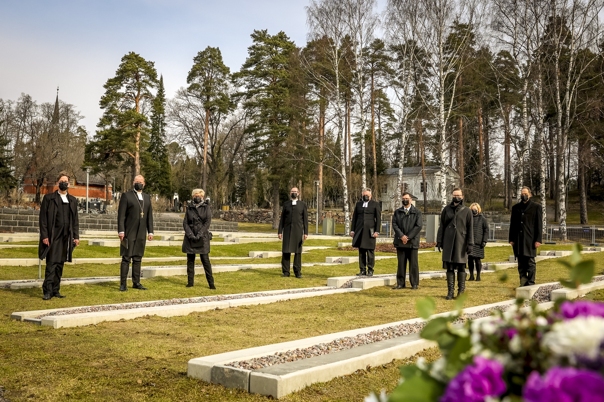 Festklädda deltagare på nytt gravgårdsområde.