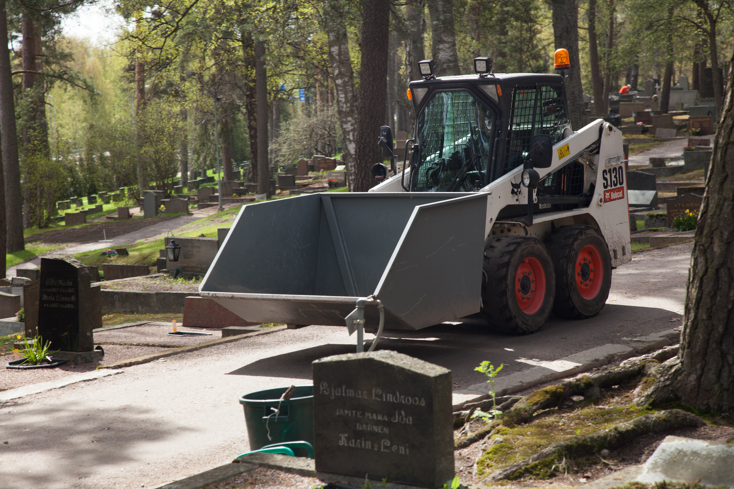 Traktor på gravgården.