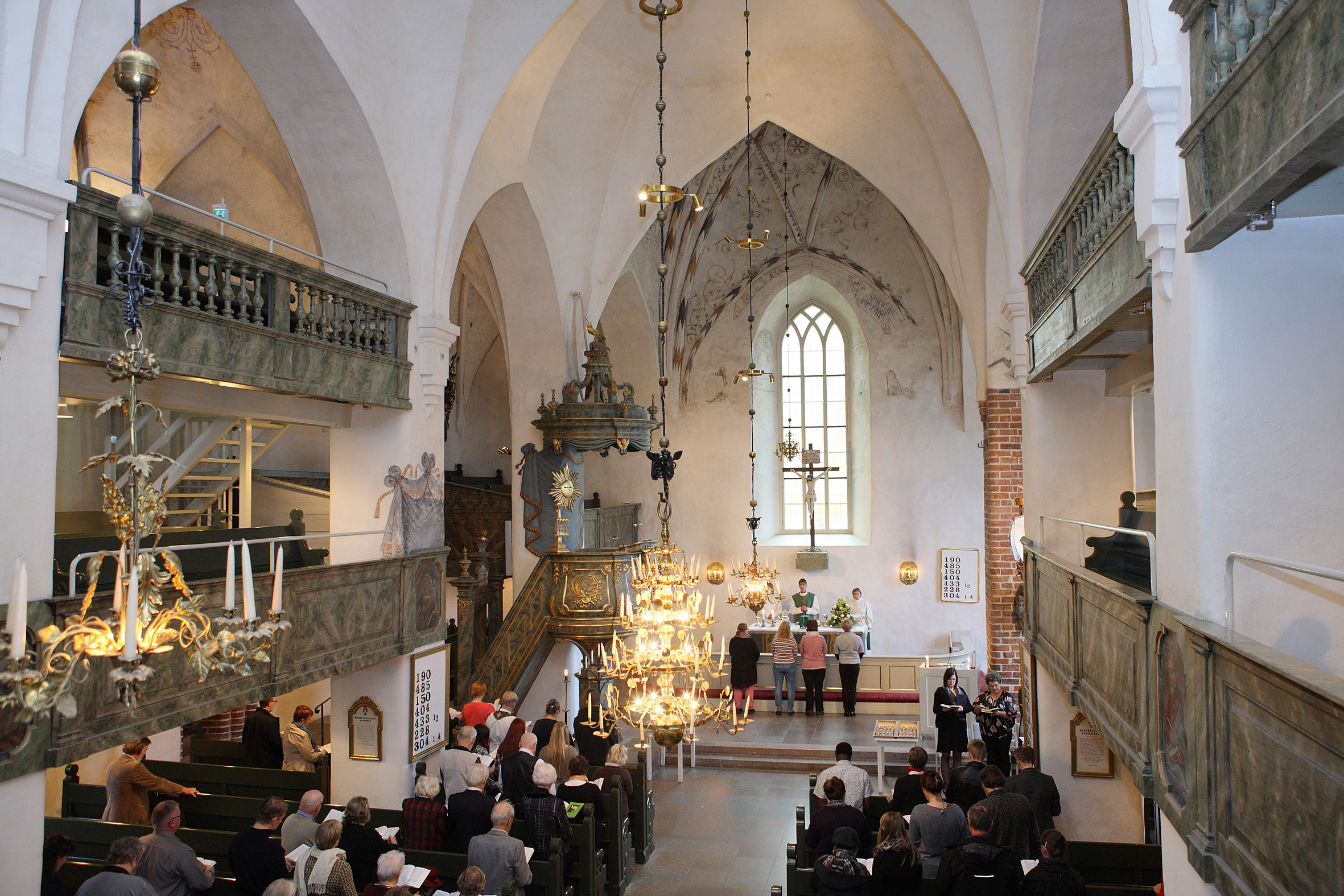 Kyrkan med folk.jpg