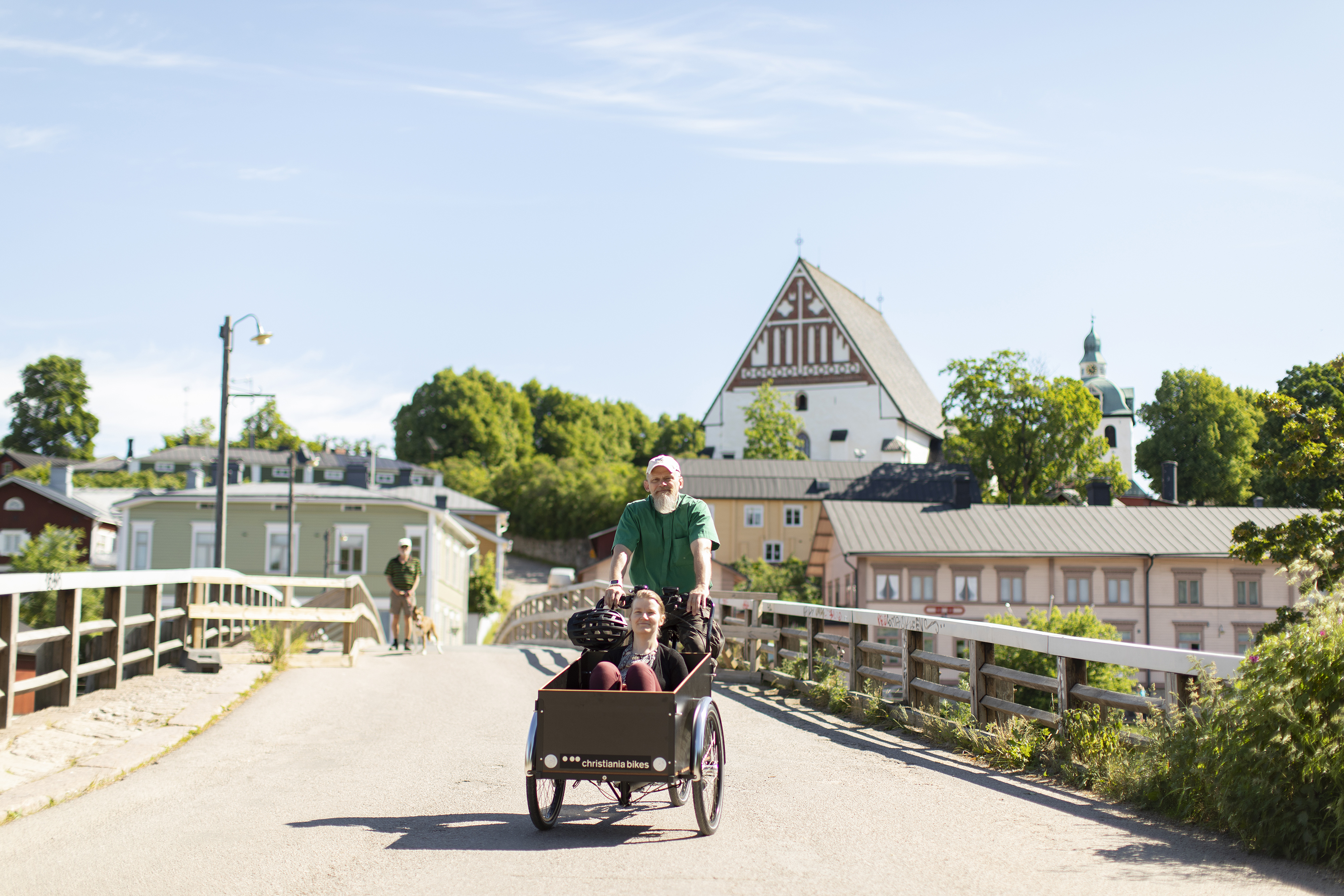 Lådcykel, sommar, glädje, kyrka.