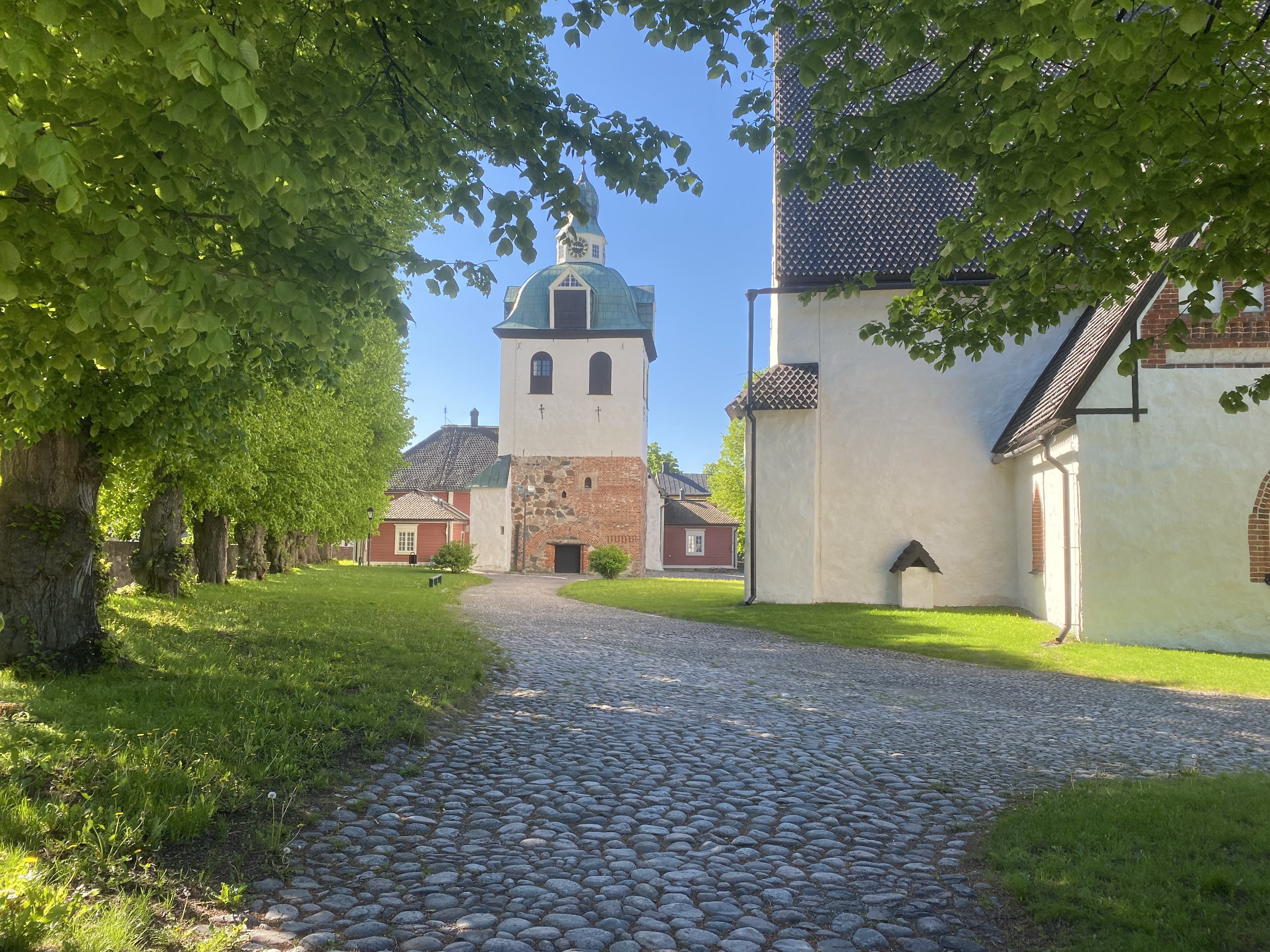 Kyrkbacken i sommarljus.