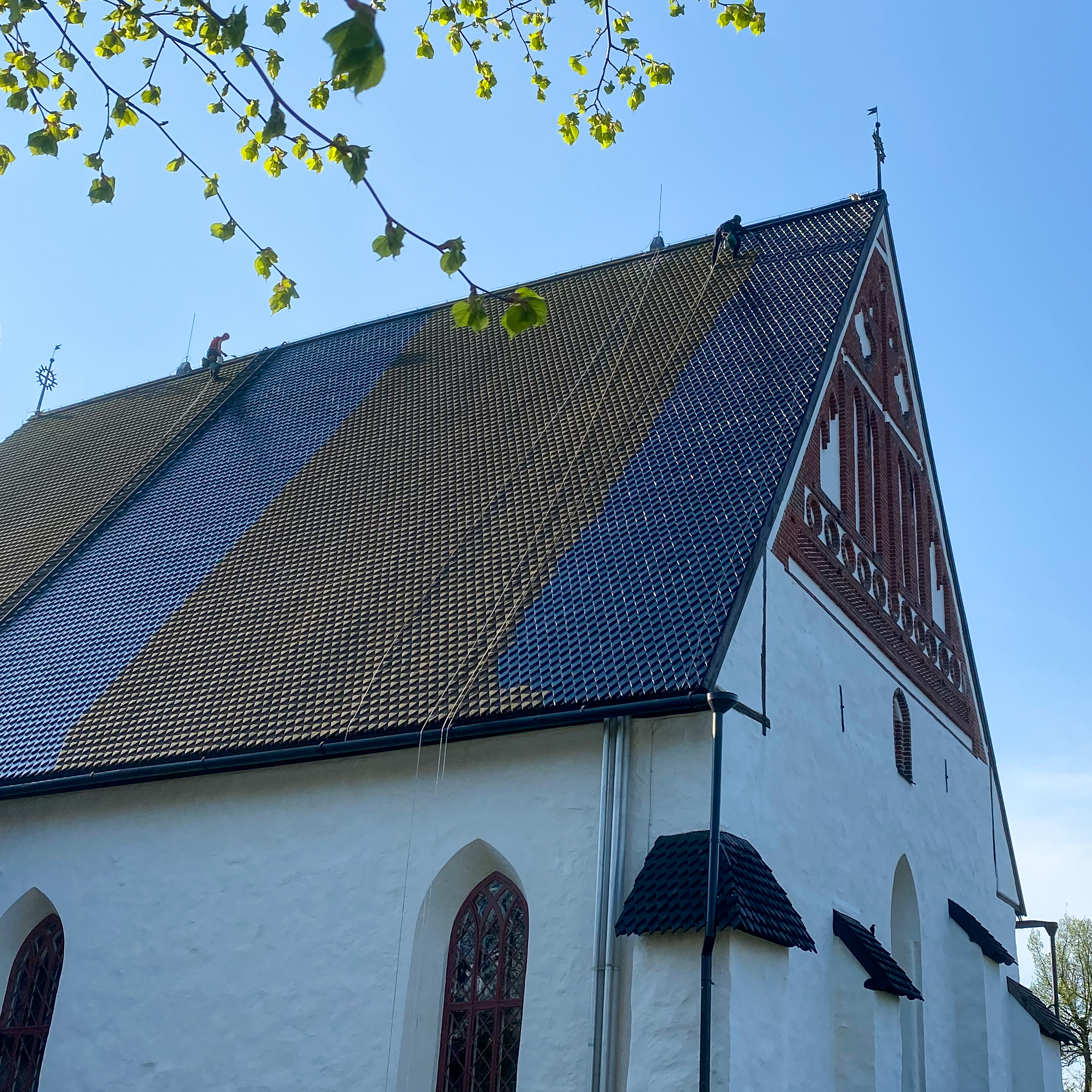 Kyrktak där en del är nytjärat.