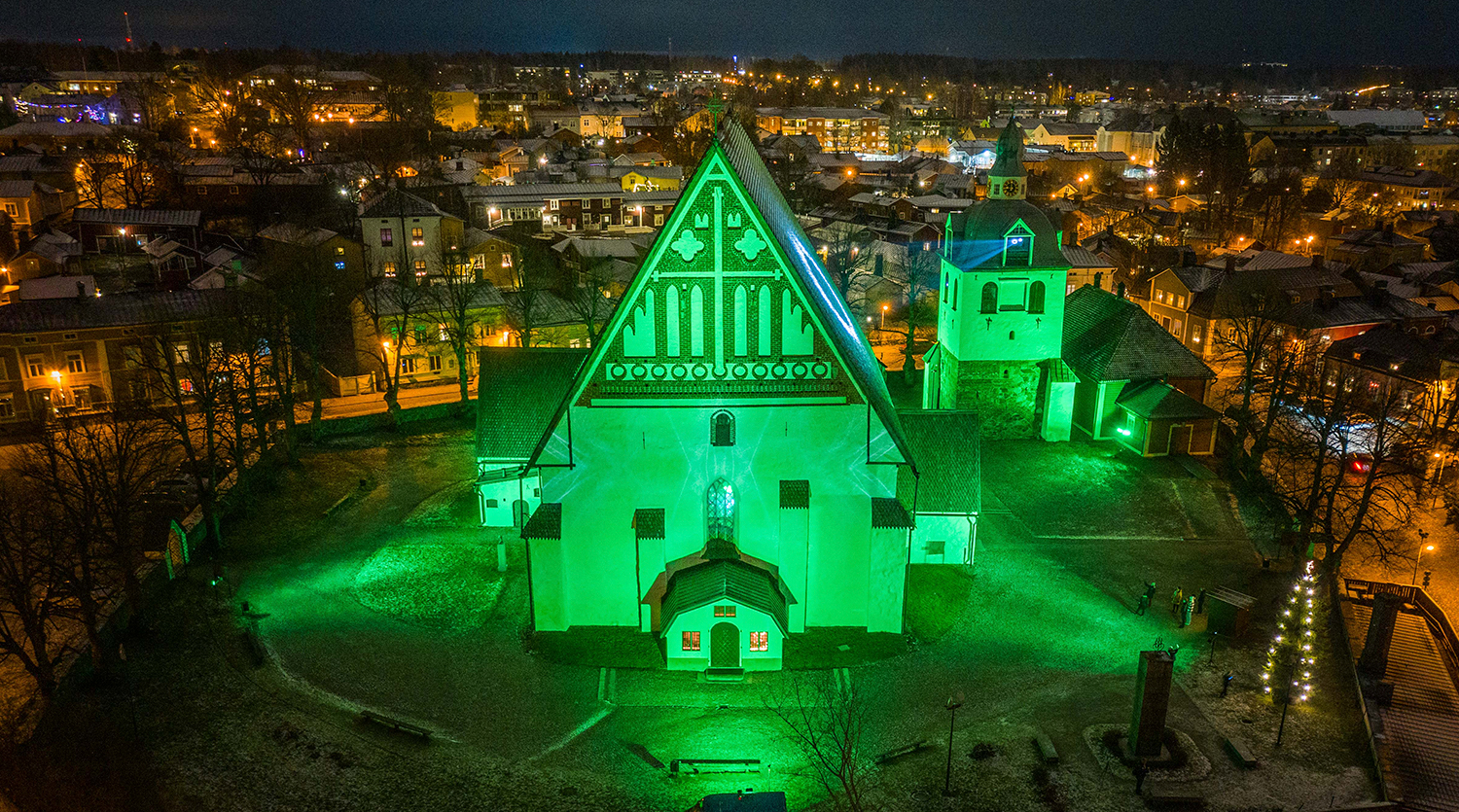 Domkyrkan färgad grön av ljus.