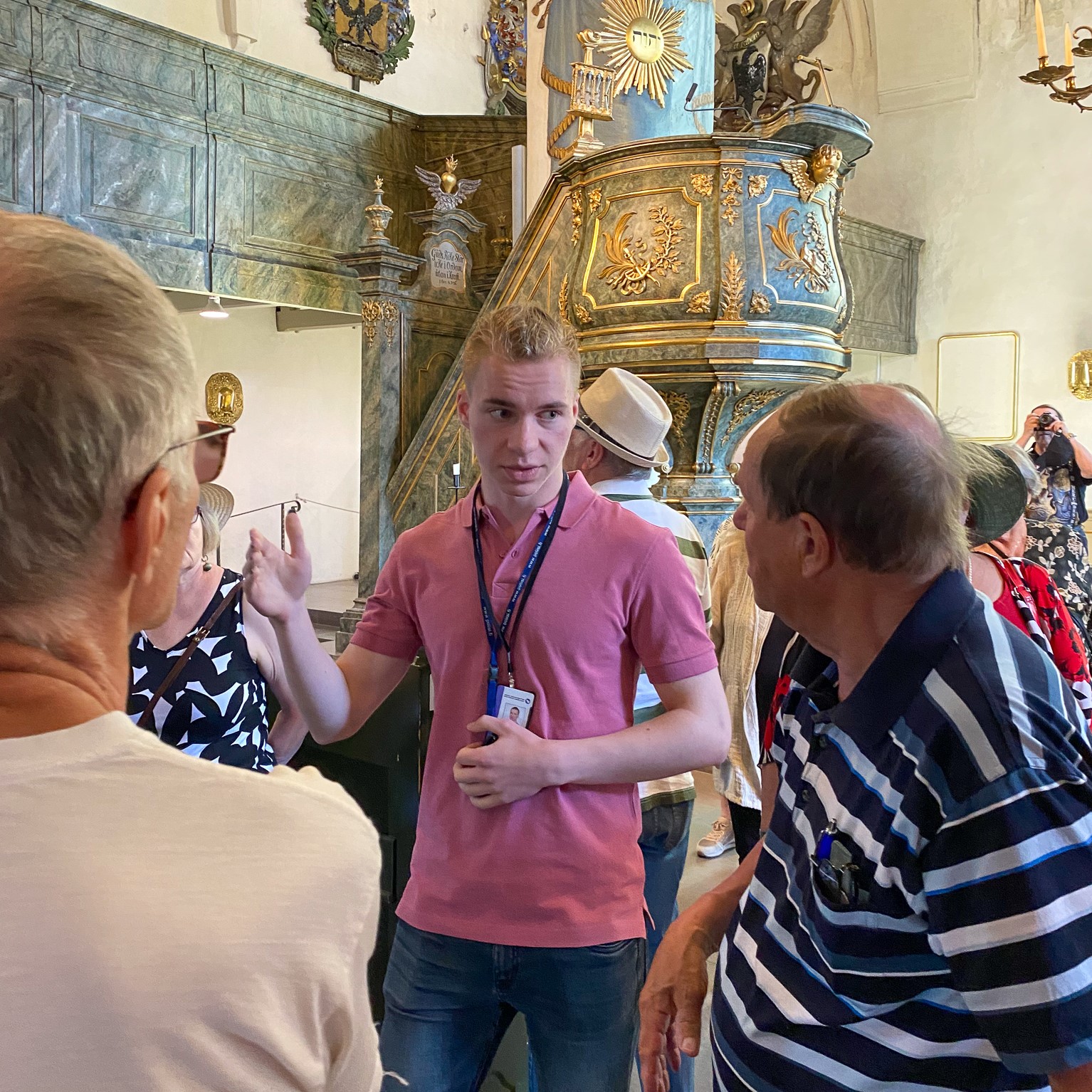 Ung person guidar i kyrka.