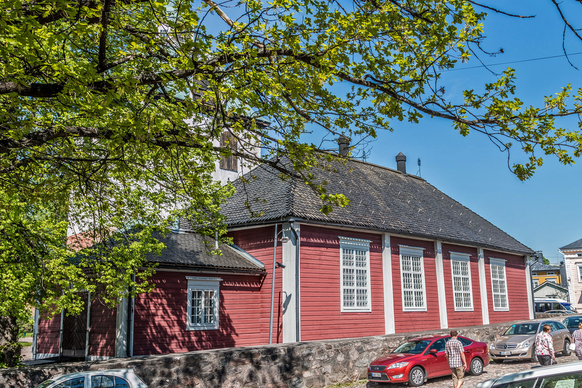 Röd träkyrka.