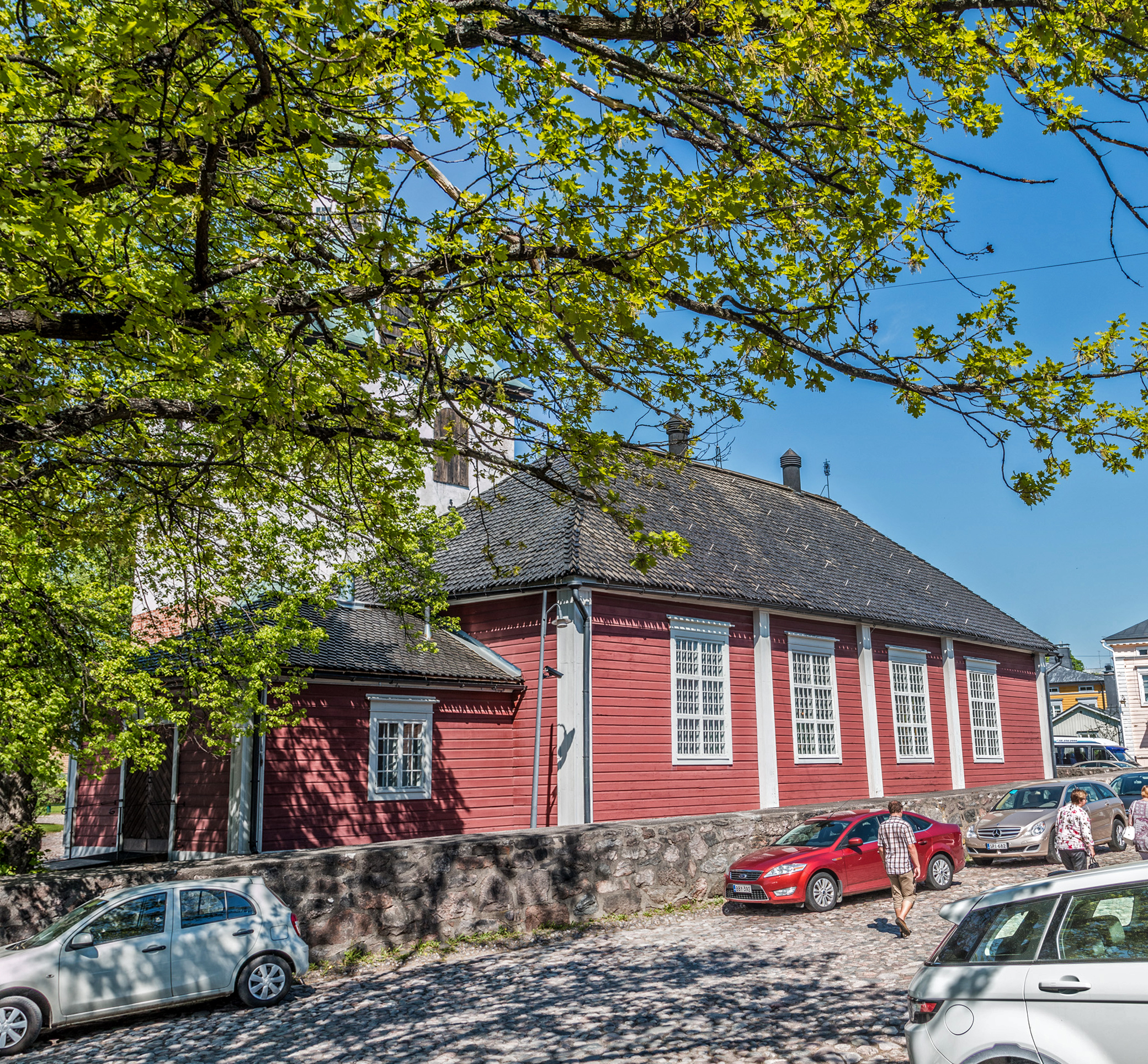 Röd träkyrka.