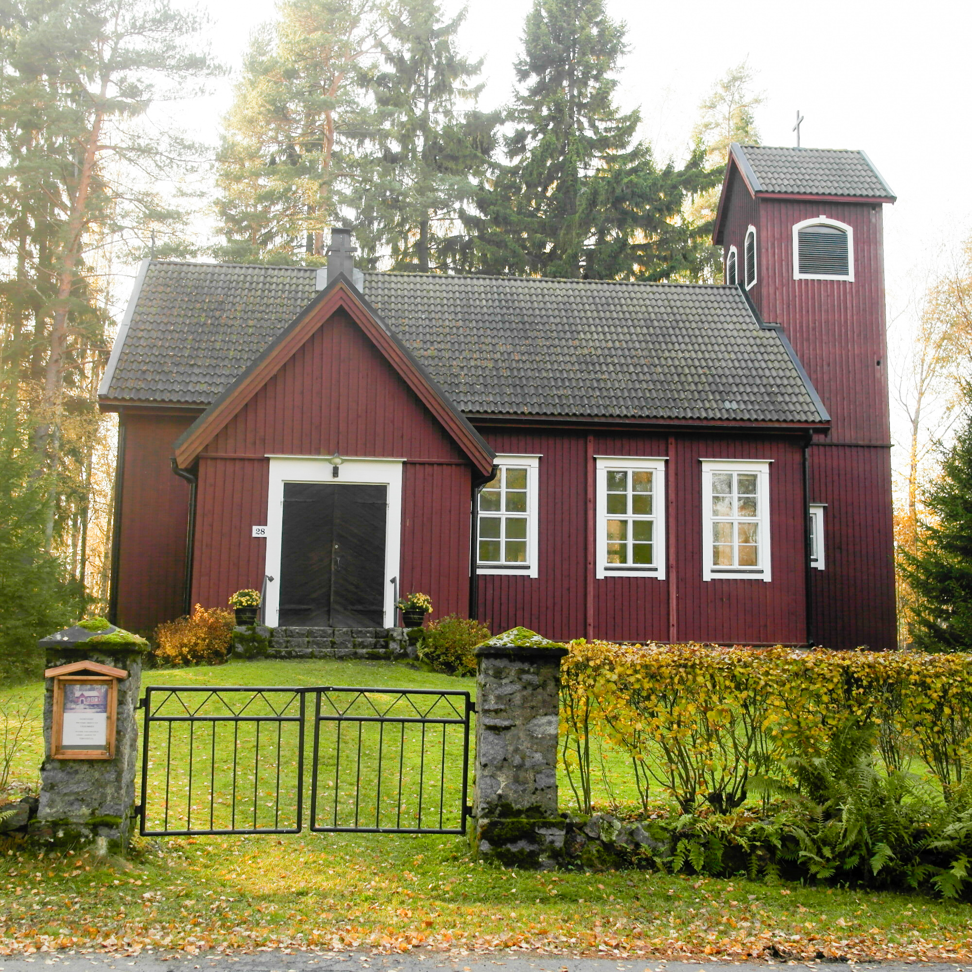 Svartbäck-Spjutsunds skärgårdskyrka utifrån på sommaren.