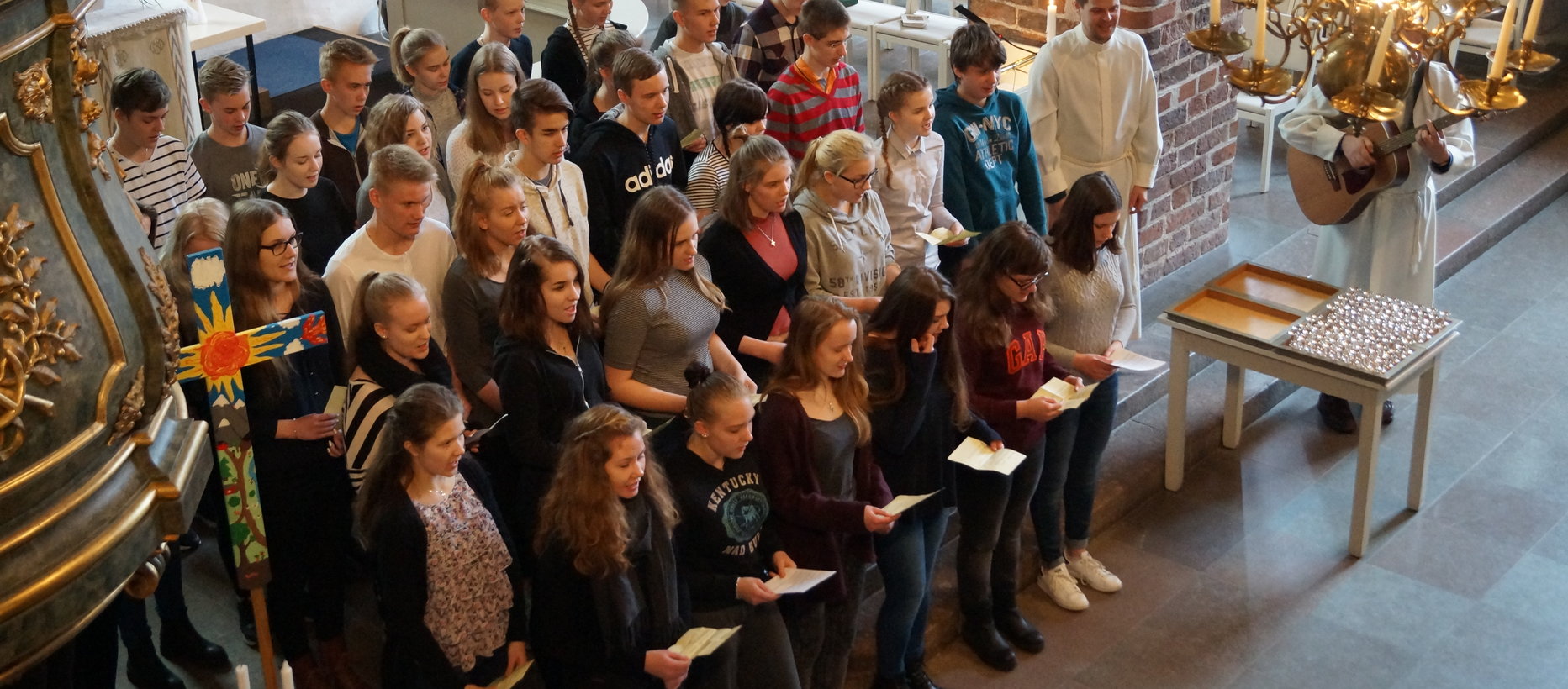Unga sjunger i domkyrkan.