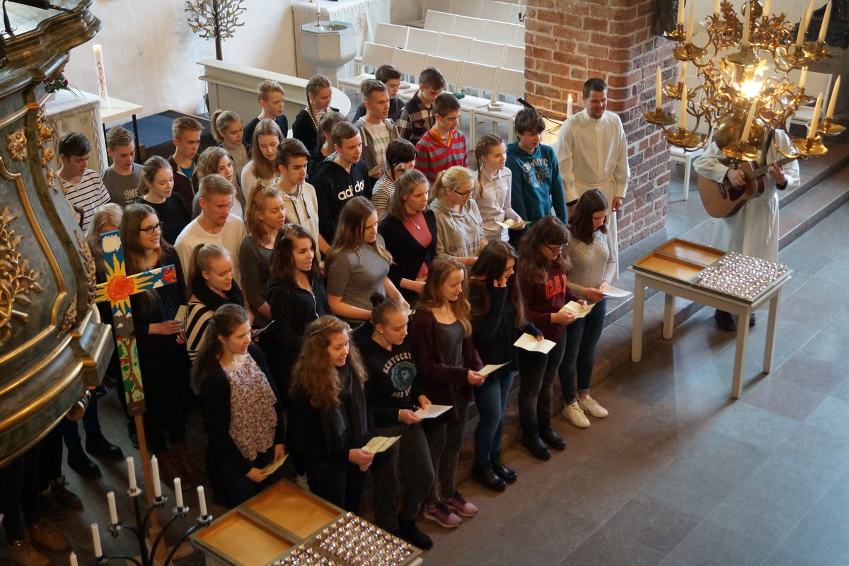 Unga sjunger i domkyrkan