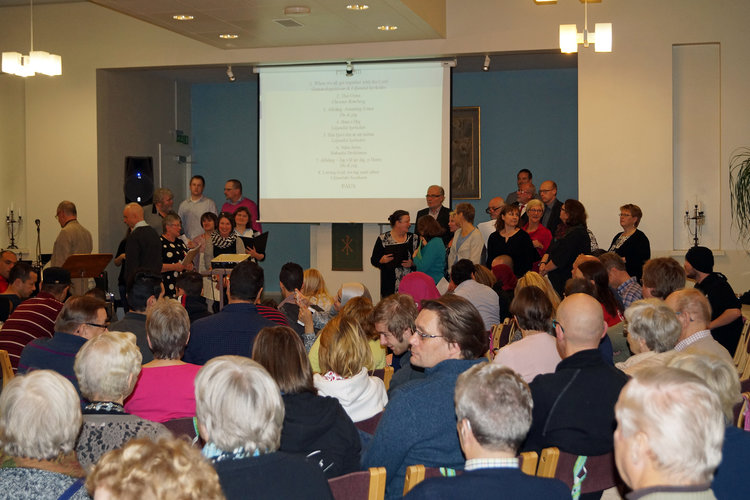 Samling av människor i stora salen.
